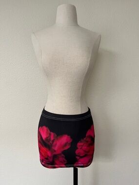 PrettyLittleThing Black Mini Skirt with Pink Floral Print, size 4